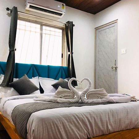 Hotel Silk, Premier Budget Friendly Luxury Hotel In Surat, Perfect For Families, Couples And Business Travelers Exterior photo
