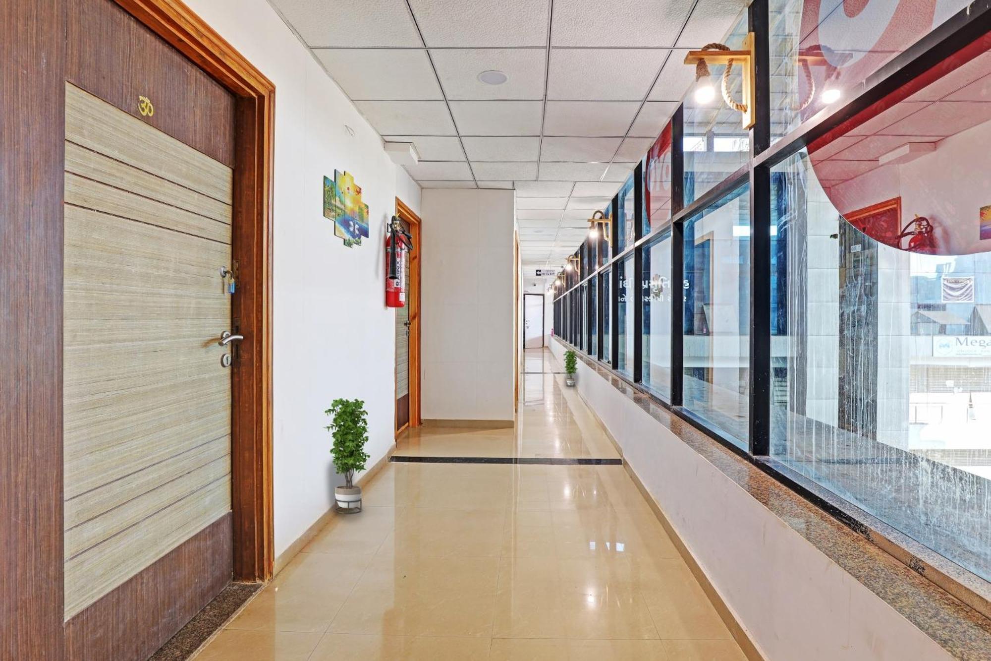 Hotel Silk, Premier Budget Friendly Luxury Hotel In Surat, Perfect For Families, Couples And Business Travelers Exterior photo